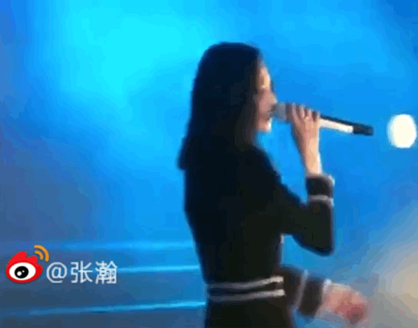 张韶涵淋雨唱歌 电闪雷鸣之中的张韶涵是如此的敬业