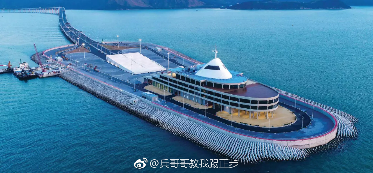 港珠澳大桥跨越伶仃洋东接香港 西接广东珠海