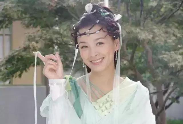 酒窝美女为了当妈做了9次人工受孕，如今女儿长大，却美貌失传？