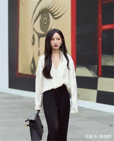 街拍:如果给我一百万,我一定会把杨柳细腰的图