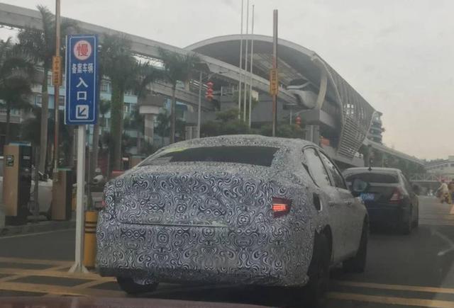 比亚迪秦二代尾灯点亮，LED光源科技时尚，内饰配旋转大屏