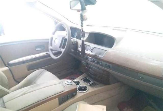 宝马7系现身车间,满身灰尘伤痕累累,内饰真的