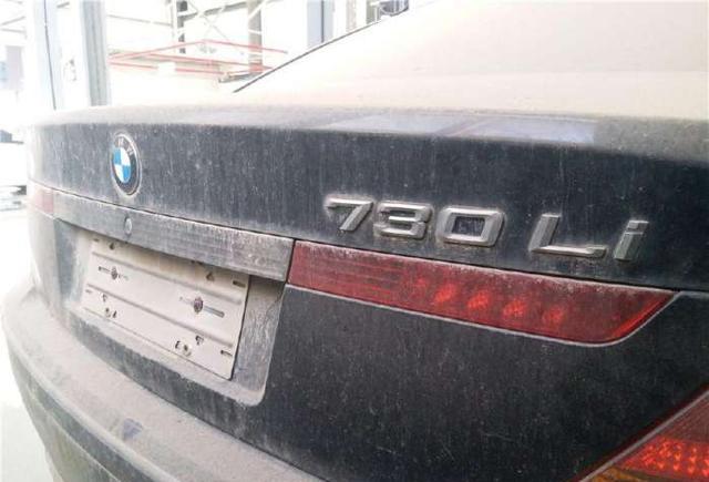 宝马7系现身车间,满身灰尘伤痕累累,内饰真的