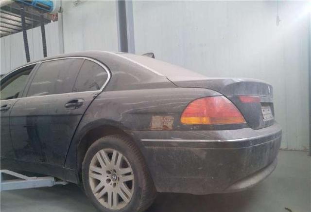 宝马7系现身车间,满身灰尘伤痕累累,内饰真的