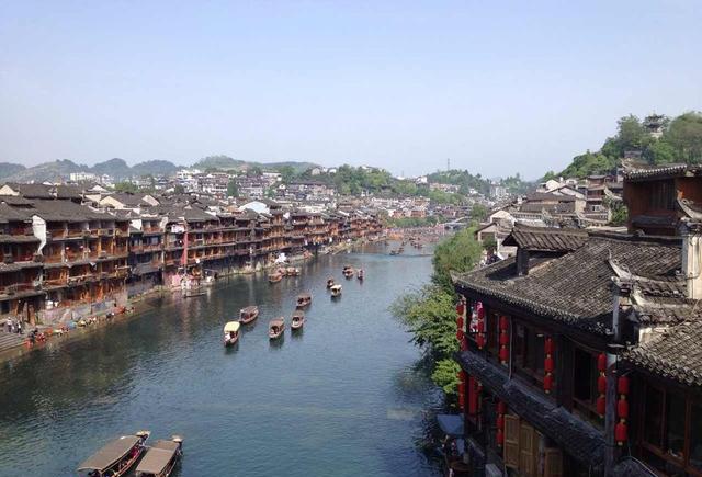 沈从文笔下的凤凰古城,是怎么一个美景,你见到