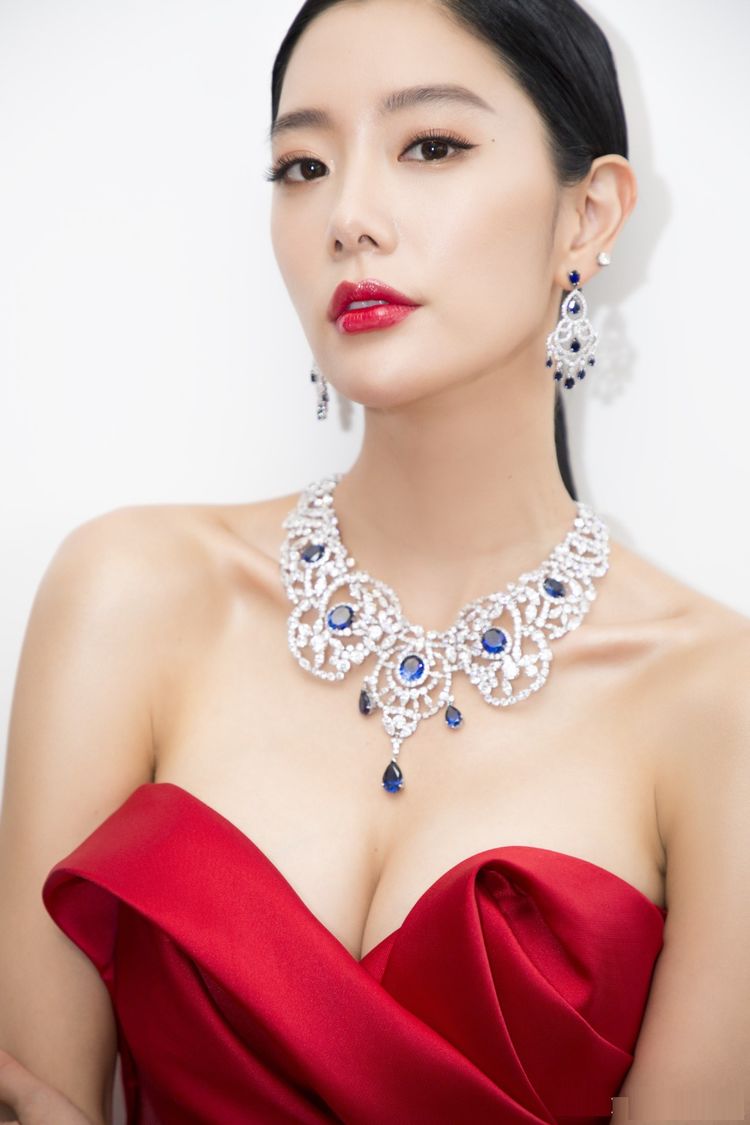 性感女神克拉拉活动美照,风情万种让人流连忘返