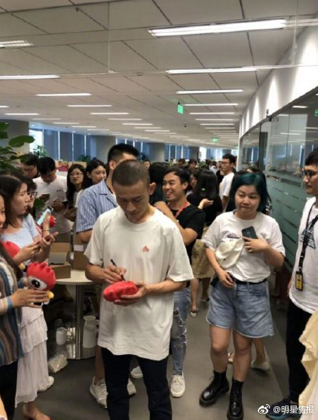 乾小四@聂远 现身新浪娱乐总部给众爱妃带去