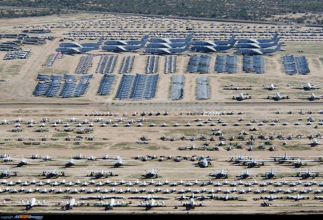 美国飞机坟场 战斗机运输机轰炸机成堆摆放 比