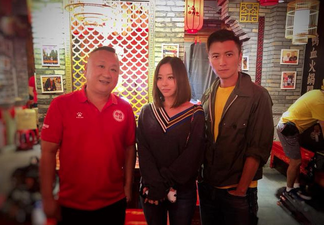 张靓颖和谢霆锋在成都吃火锅,外面上千粉丝围