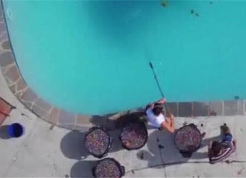 富二代为整蛊女友，竟把这东西放进40万奥迪车内，网友：城会玩！