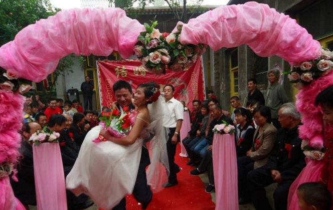 公司老板婚礼,员工集体随500元份子钱,回家看