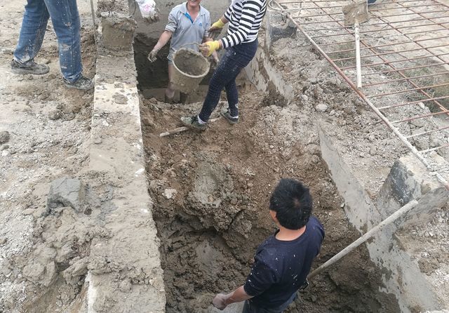 年轻小伙在工地干了一个月的苦力,工头发工钱