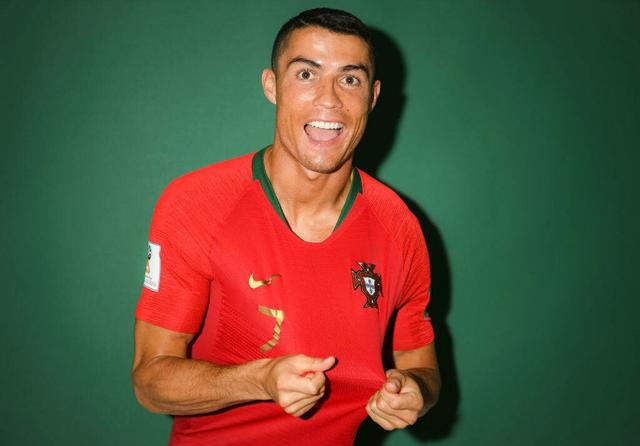 罗三岁?葡萄牙队世界杯官方照中,C罗撕破纸而