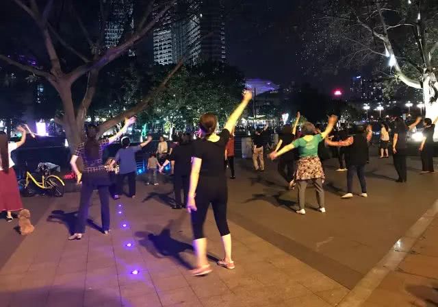 清明赏花的宜宾嬢嬢些，你们妖娆的纱巾美到我了！