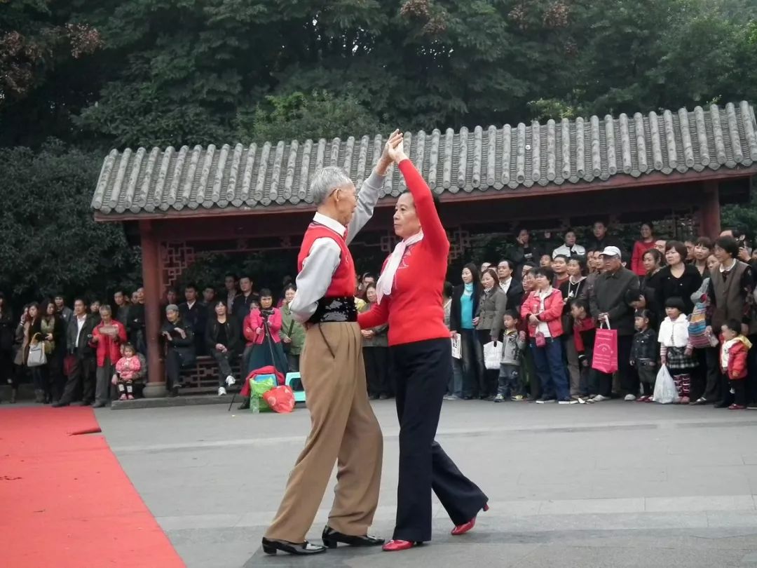 清明赏花的宜宾嬢嬢些，你们妖娆的纱巾美到我了！