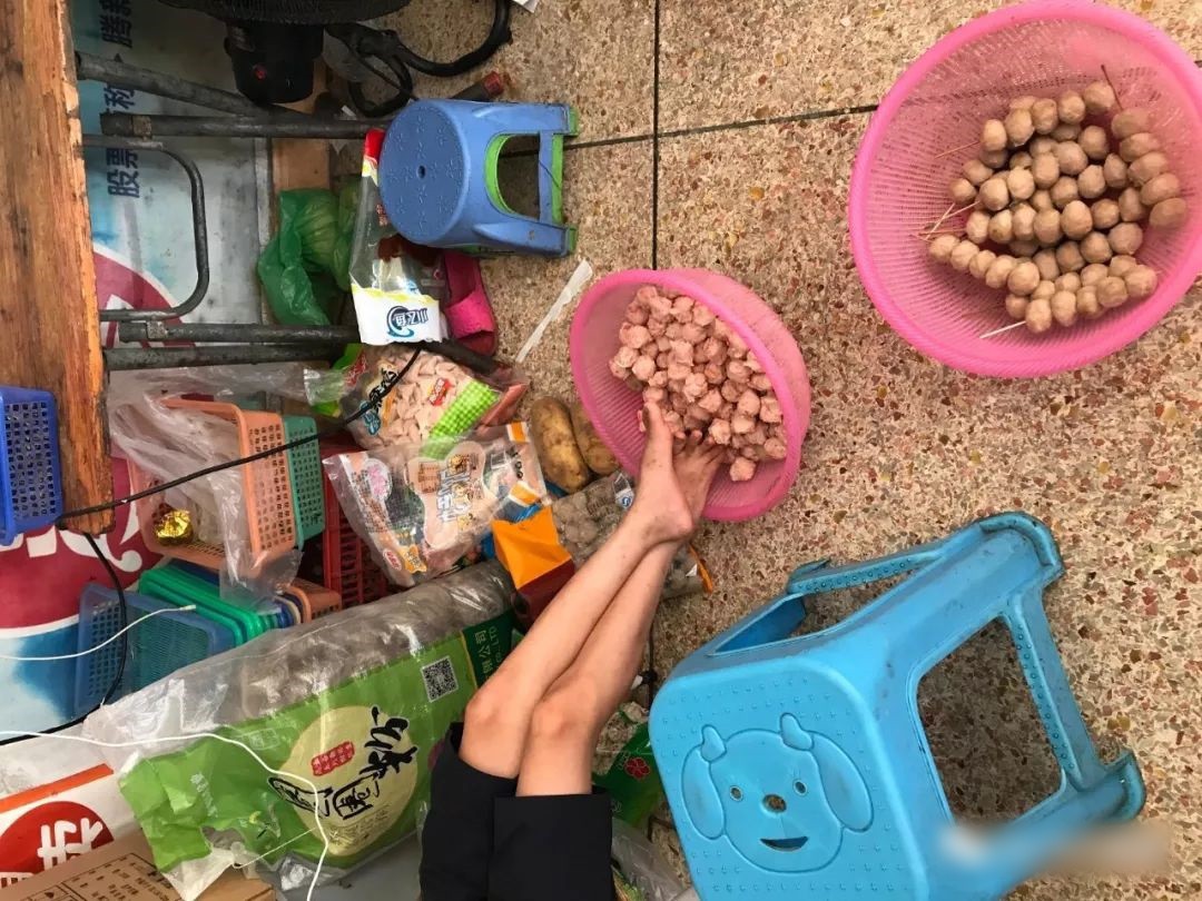 汕头市区陈厝合宁和街一家小吃店用脚踩肉丸,