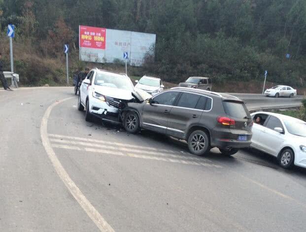 小伙刚提的荣威RX5，遭遇越线的大众途观，国产车还是靠得住！