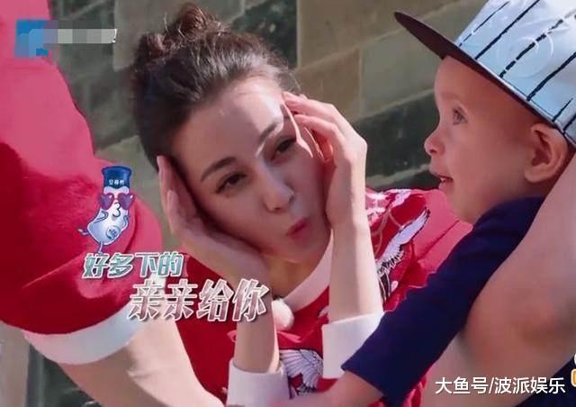 迪丽热巴想要亲他遭无视 与鹿晗相视手拉手超有爱