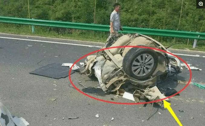 大众宝来和哈佛H6撞上后, 宝来直接一分为二, 谁说自主品牌不行?