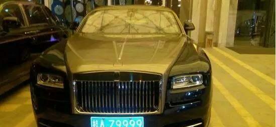 王健林在广西开了个酒店, 开业当天, 大堂停满了劳斯莱斯