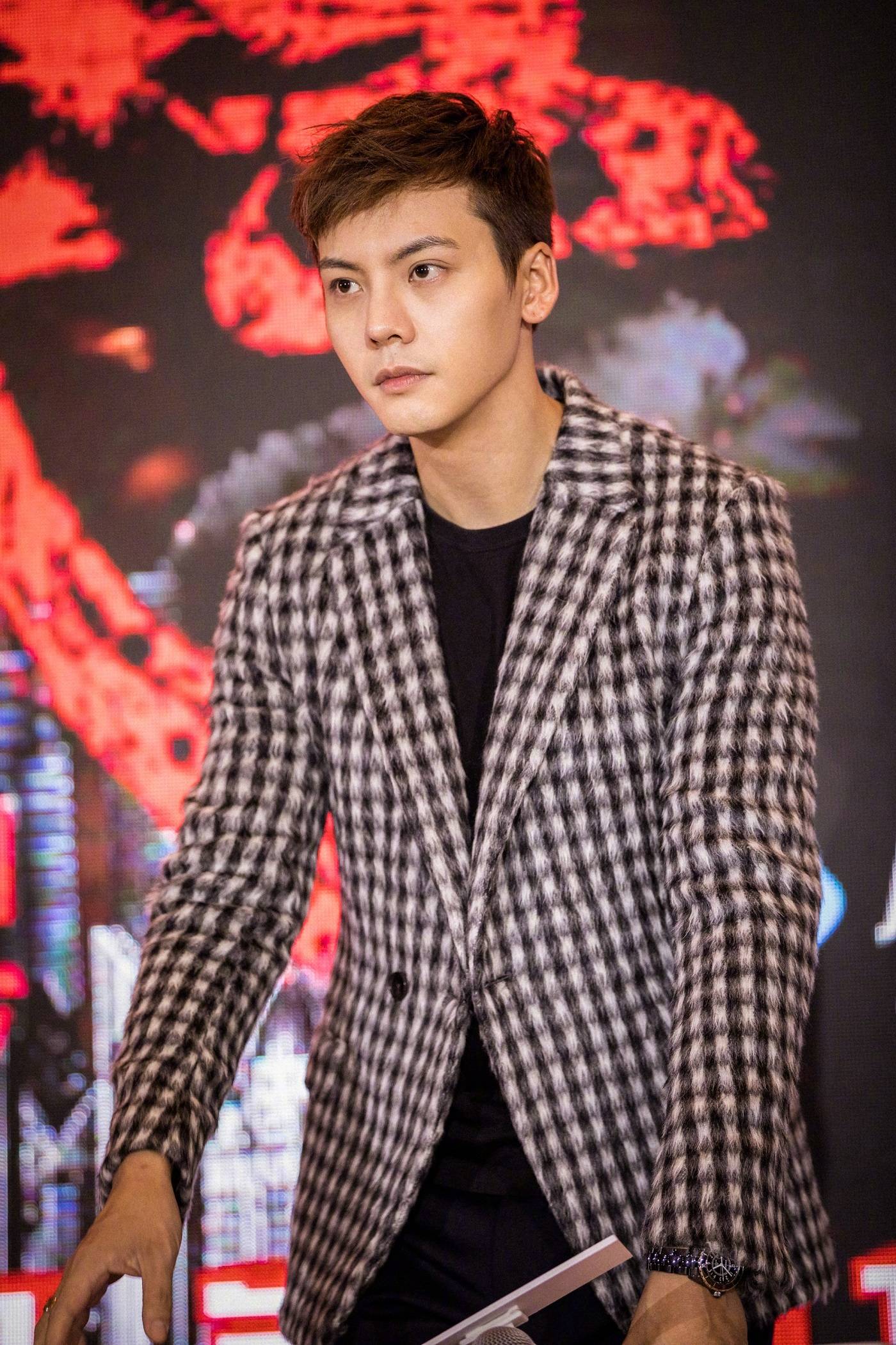 陈伟霆 x Ermenegildo Zegna格纹西装 & J12腕