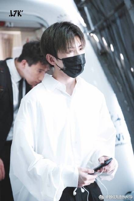 蔡徐坤脱掉外套 一身白色衬衫帅出新天际