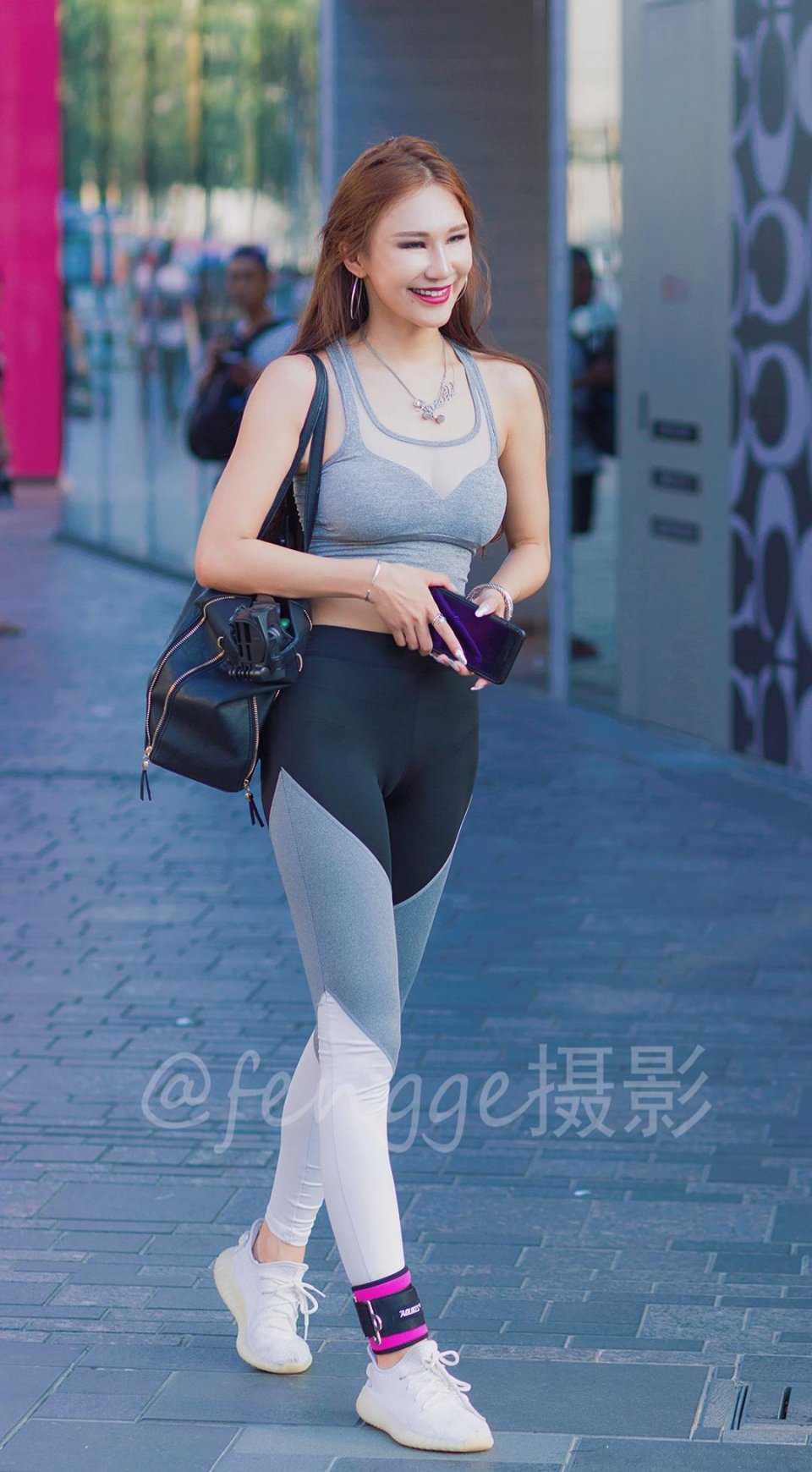 街拍:穿紧身瑜伽裤的新疆美女，身材真棒，“猫女”你还记得吗?