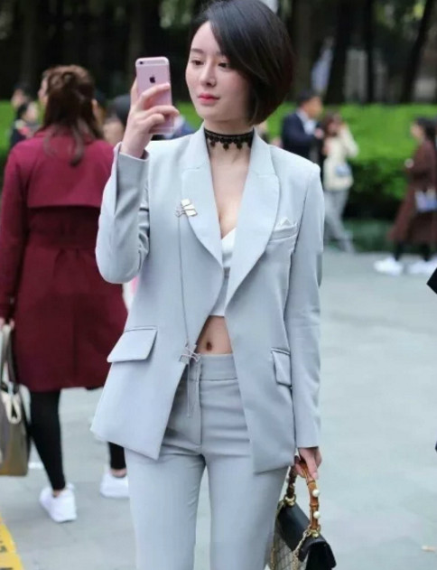 街拍,美女穿职业装a美女又性感,内搭的露脐装暴制服时尚护士美女图片