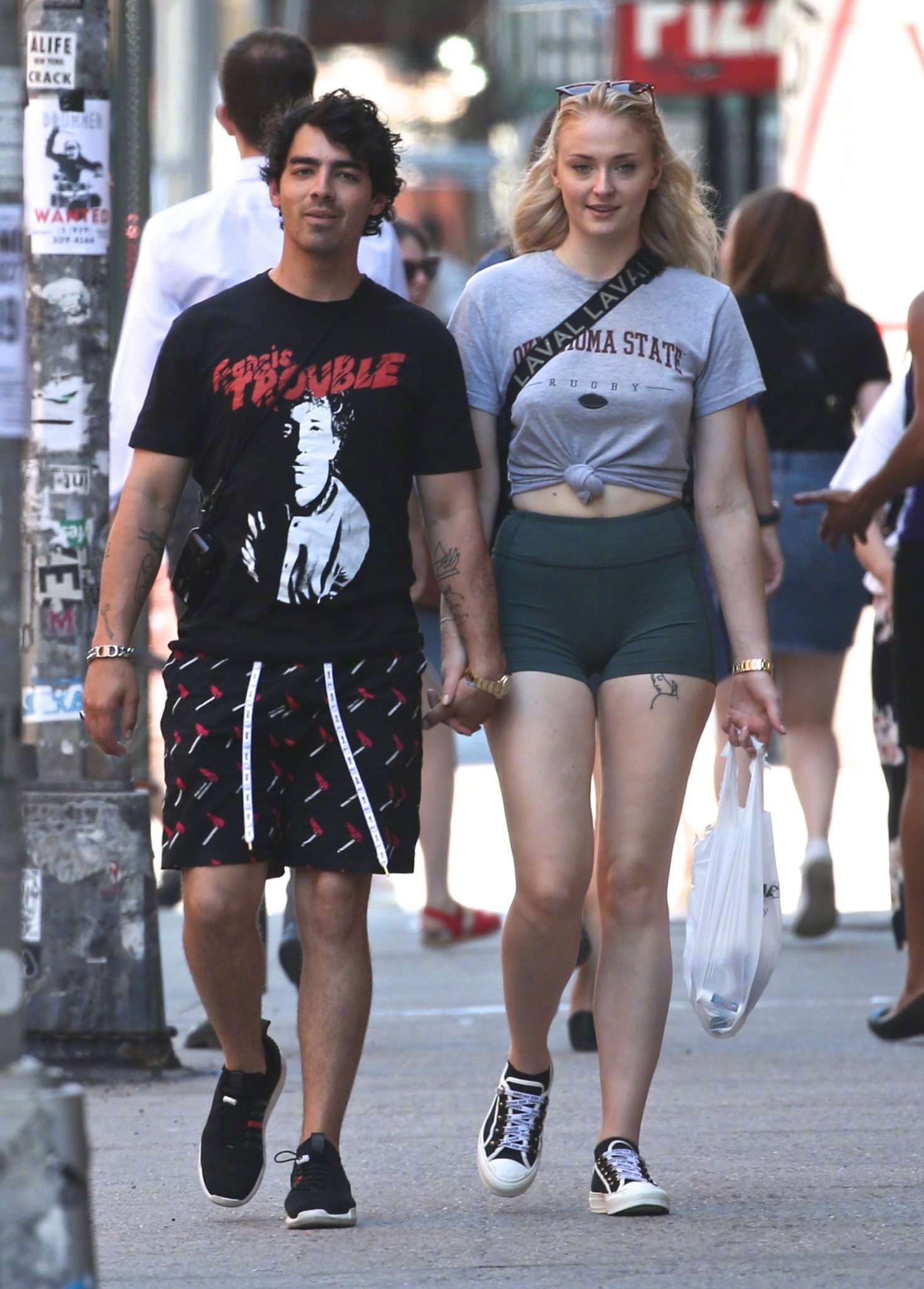 sophie和sophia,sophiecookson 三傻sophie turner和未婚夫joe jonas在soho外出购物