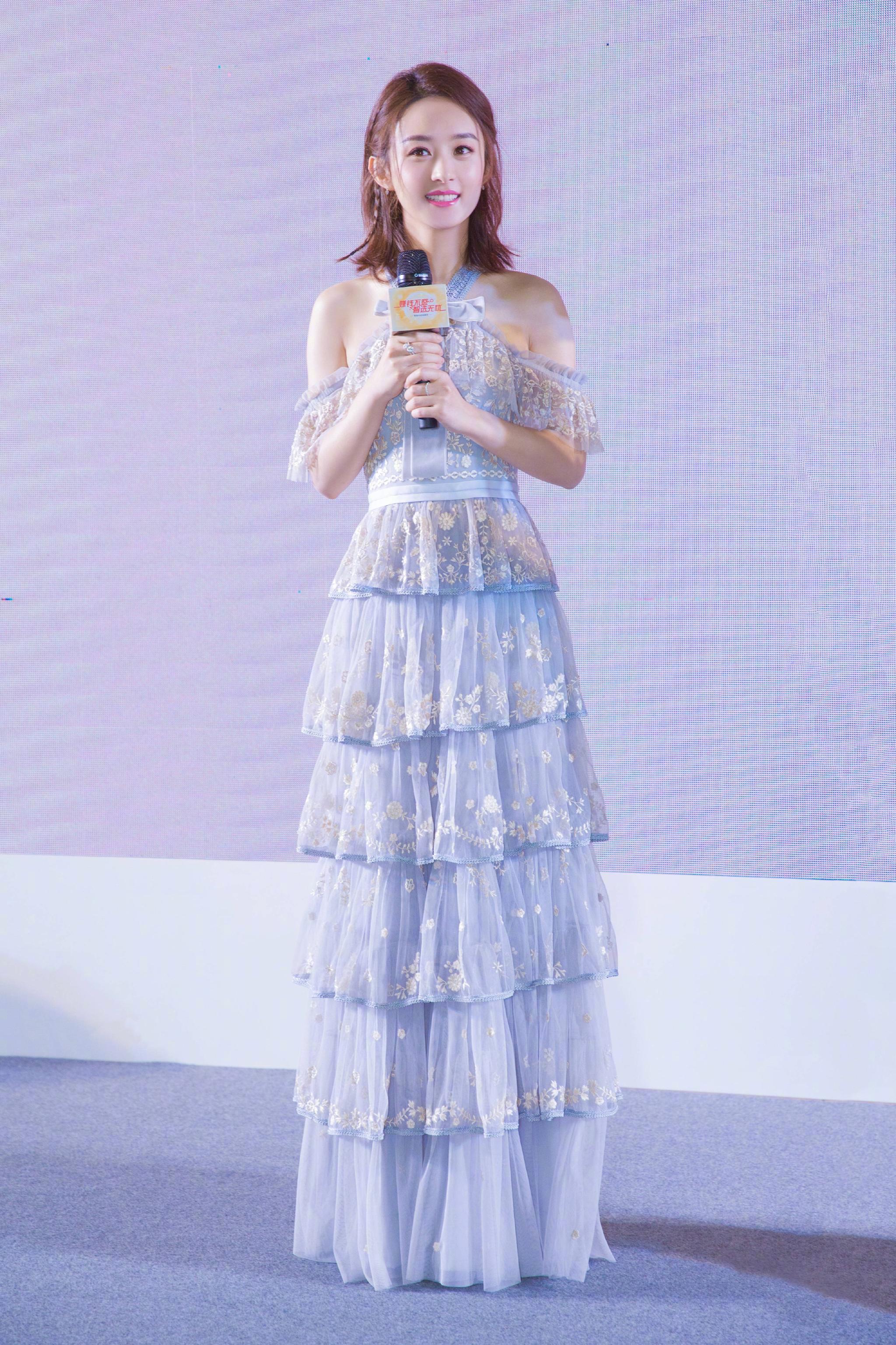 赵丽颖出席某活动,脸上肉嘟嘟的,刺绣露肩裙真的太仙了!_新浪看点