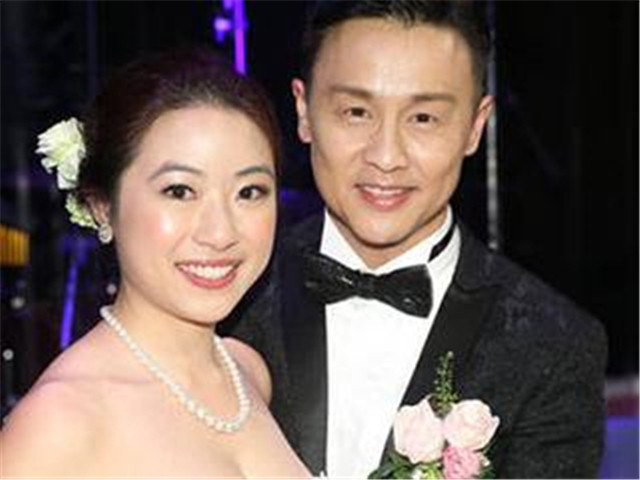 歌红人不红,风流不输谢贤,曾背叛妻子3次,今开法拉利成这般!