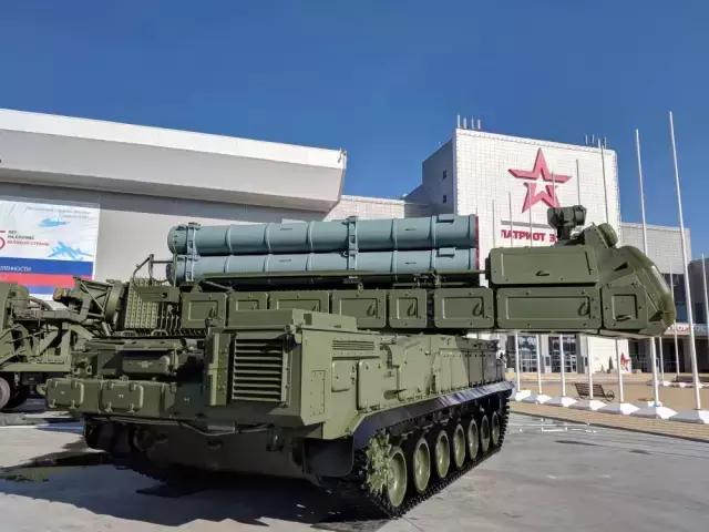 "山毛榉"buk-m3防空导弹系统首次亮相"军队2018"