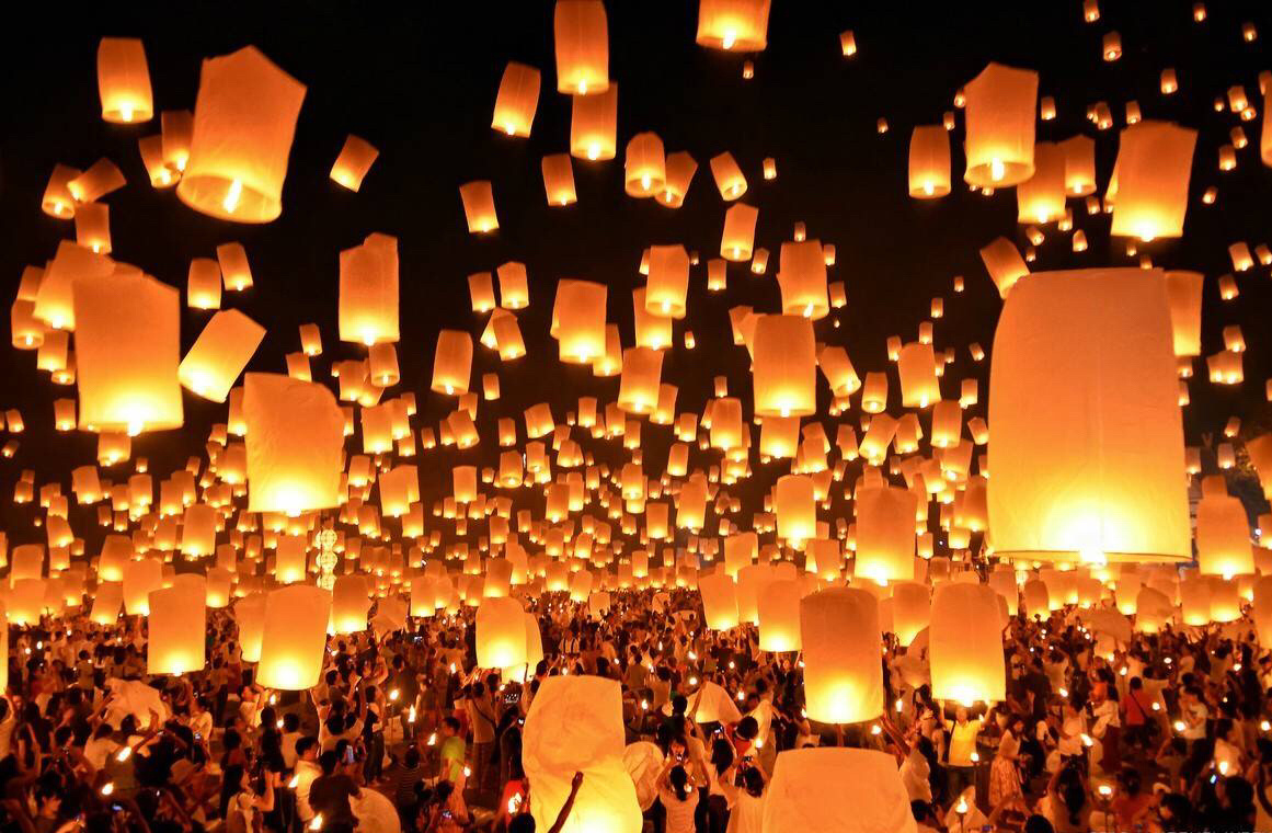 泰国天灯节在每年11月初,清迈梅州大学冥想中心举行