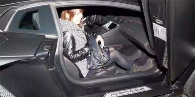 日本酒店停了辆兰博基尼, 车主下车后, 周围的男人都无法平静了