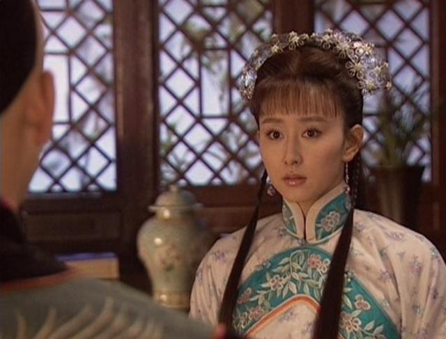 胡静一贯的打扮是离不开刘海,电视剧《兵圣》扮演紫苏的胡静首次尝试