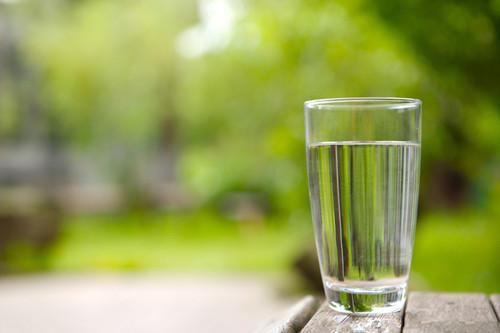 多喝水真的能把尿酸降下来吗?看看医生怎么说