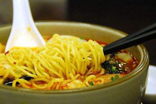 中国小伙去日本吃方便面,揭开盖一看惊了,网友