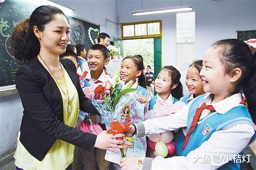 现在小学教师工资多少?看到工资条心寒了