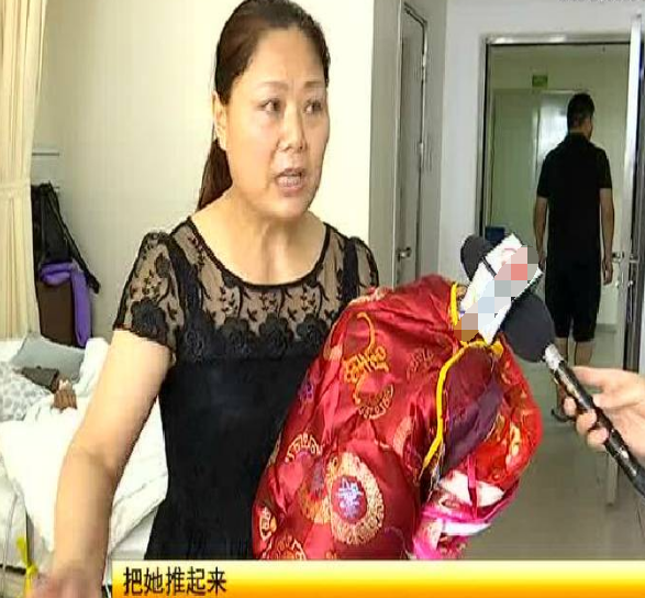 94岁老太病倒家人拒绝送医,直接给老人换好寿衣:她活