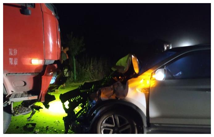 遭到大货车严重影响的长安cs55国产轿车质量