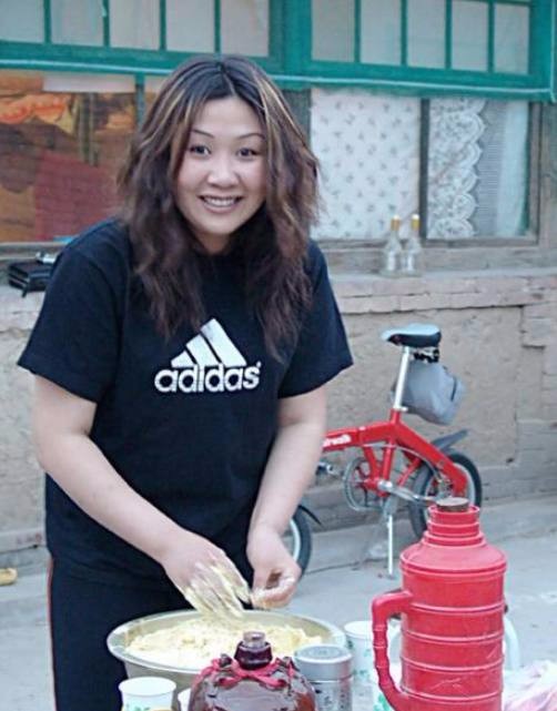 罕见老照片:郭德纲老婆和面,于谦儿子上台,正在