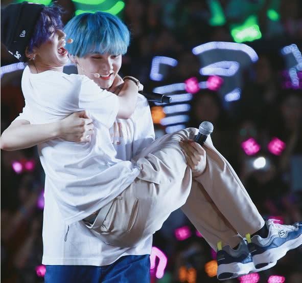 乐华七子上海活动,Justin黄明昊给李权哲公主抱