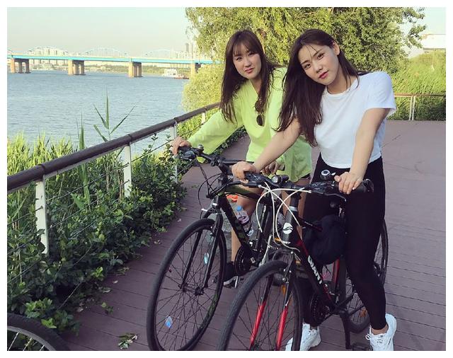 单车姐妹花,紧身裤和运动短裤,穿出完全不同的