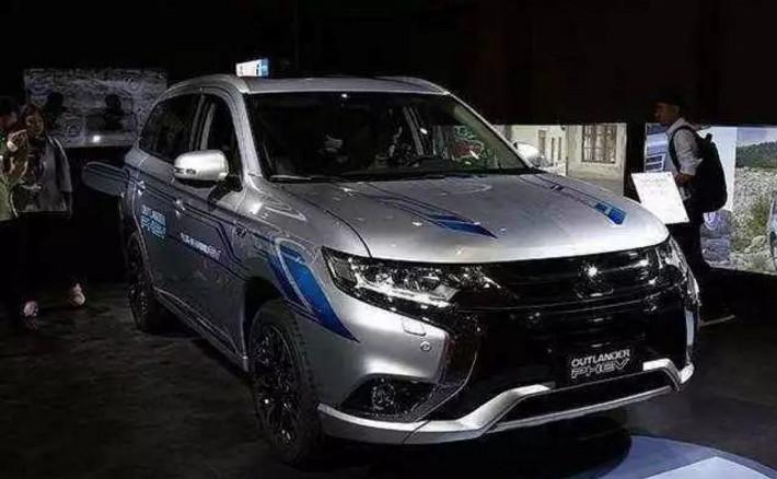 三菱推出欧蓝德PHEV混动版, 百公里油耗仅需1.9L, 售价为14万!