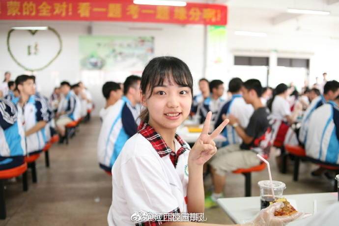 江西一中学校长请高考生吃必胜客比萨 寓意:高