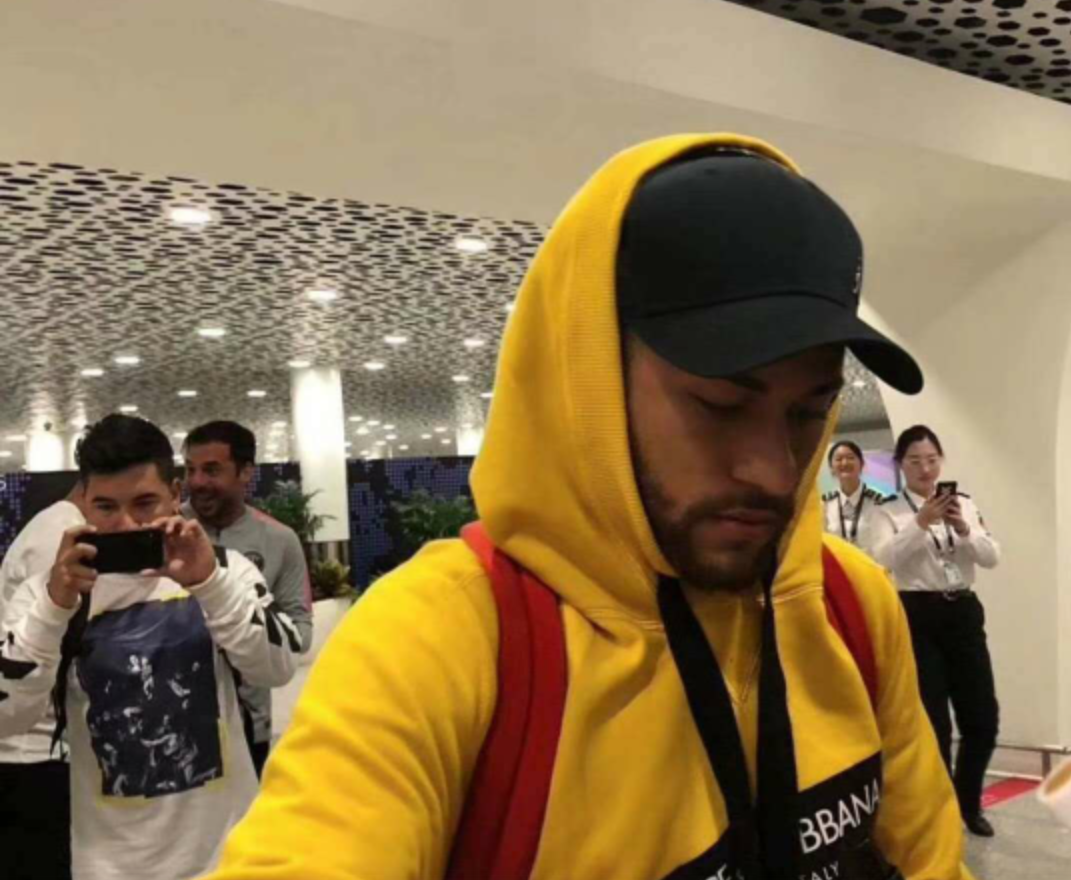 足球巨星内马尔抵达中国,许多球迷前来迎接,内