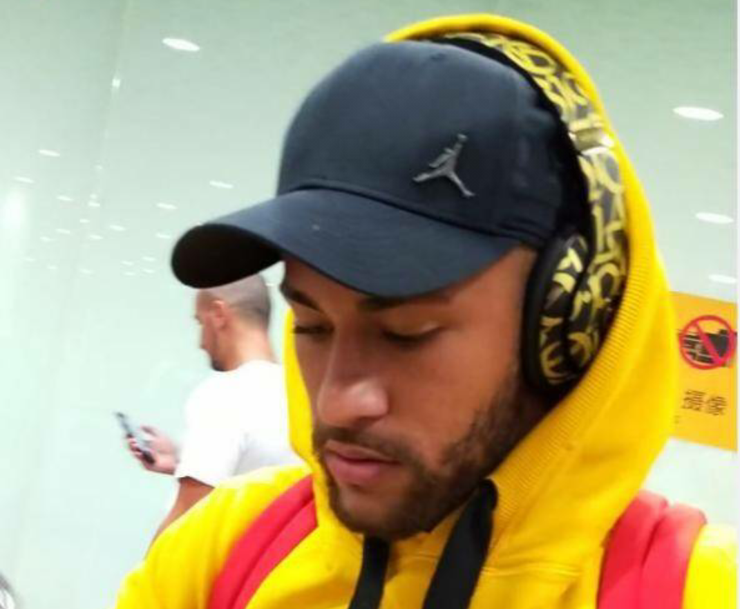 足球巨星内马尔抵达中国,许多球迷前来迎接,内