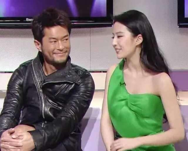 古天乐和刘亦菲坐在一起参加节目, 杨过看小龙女女的表情亮了