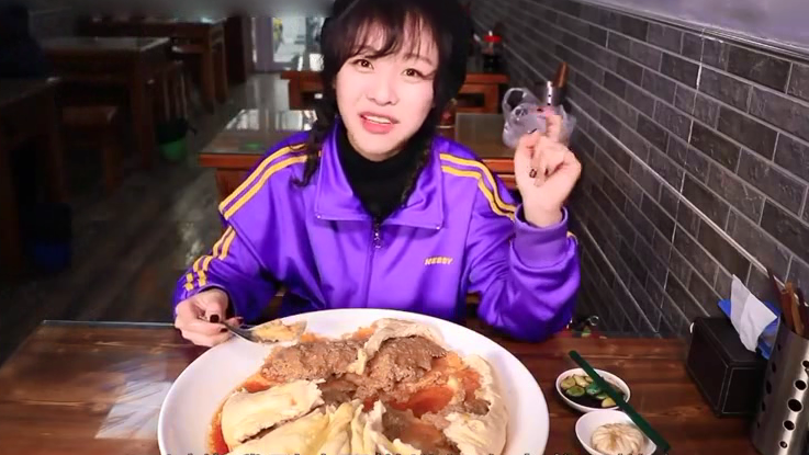 大胃王mini第一次面对美食,露出生无可恋的表情