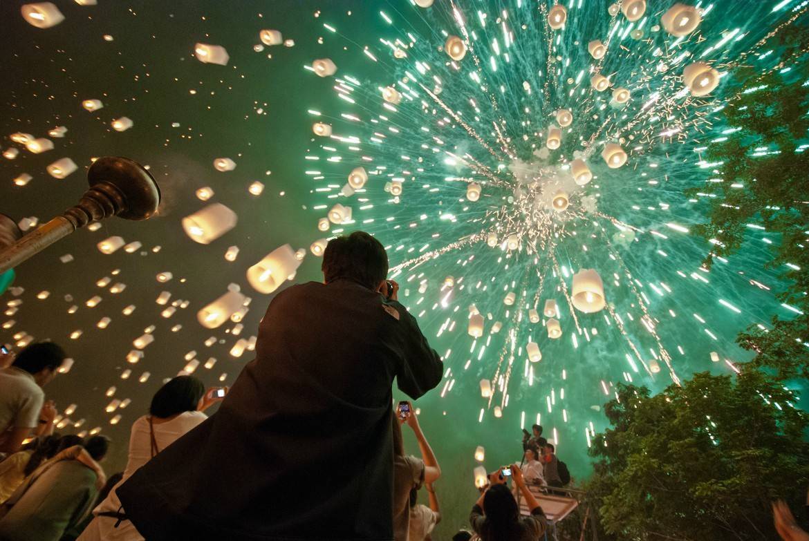 泰国天灯节在每年11月初,清迈梅州大学冥想中心举行